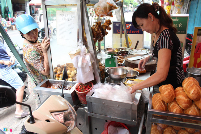 Bánh mì phá lấu: Ở một xe bánh mì trên đường Nguyễn Trãi, quận 5, phá lấu được người bán cho vào giữa ổ bánh mì thay vì dọn trong chén riêng như thường thấy.