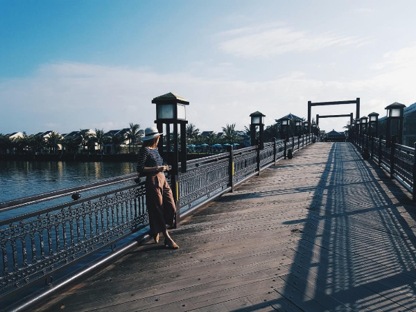 Cây cầu gỗ bắc ngang sông Đế Võng thuộc một resort.