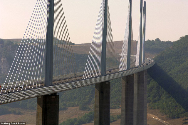 Cầu được khởi công vào tháng 10/2001 và khánh thành vào ngày 14/12/2004.