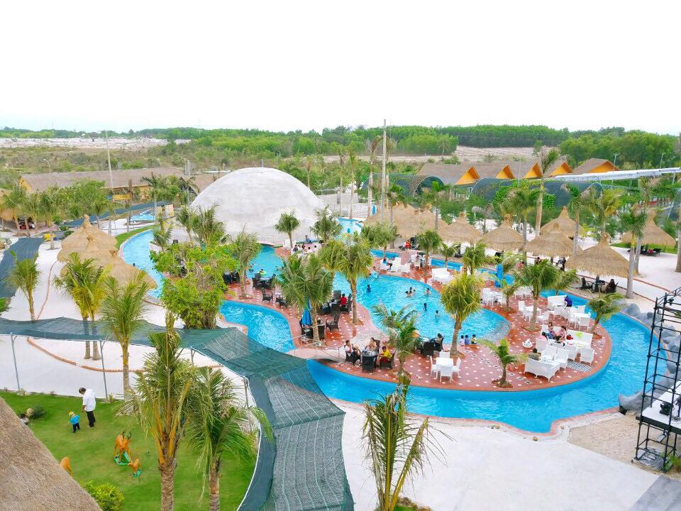 Khu resort có gồm nhiều dịch vụ tắm bùn, tắm khoáng nóng, tắm hồ bơi, dòng sông lười. 