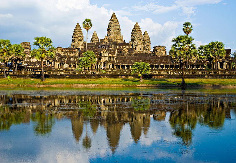 7. Campuchia. Quốc gia nằm trên bán đảo Đông Dương ở vùng Đông Nam Á. Nó là quốc gia được mệnh danh “đất nước chùa tháp” chứa đựng bao điều bí ẩn làm mê đắm nhiều du khách. Nơi ấy, vẻ đẹp nguyên sơ cùng sự hùng vĩ của Angkor, cung điện Hoàng Gia, Bokor in đậm dấu ấn thời gian. Con người bản địa dung dị, thân thiện và mến khách sẽ khiến ai cũng phải ngưỡng mộ ngành du lịch Campuchia. 