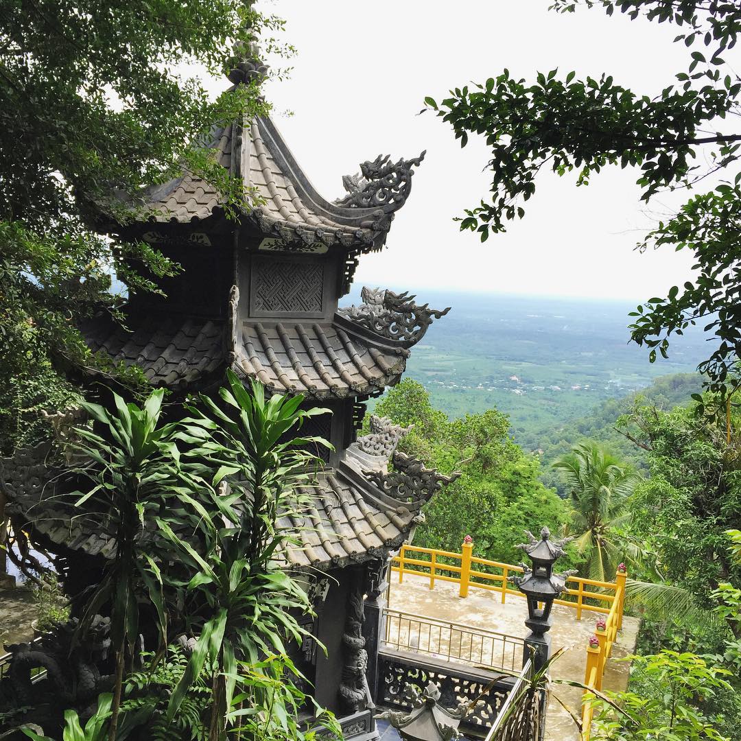 Chùa Bửu Quang được xây dựng ngay trong "lòng núi", kiến trúc ngôi chùa này mang nét thô sơ, tinh tế của thời xưa nhưng lại vô cùng ấn tượng và mang vẻ huyền bí. Đồng Hồ Chính Hãng on Instagram