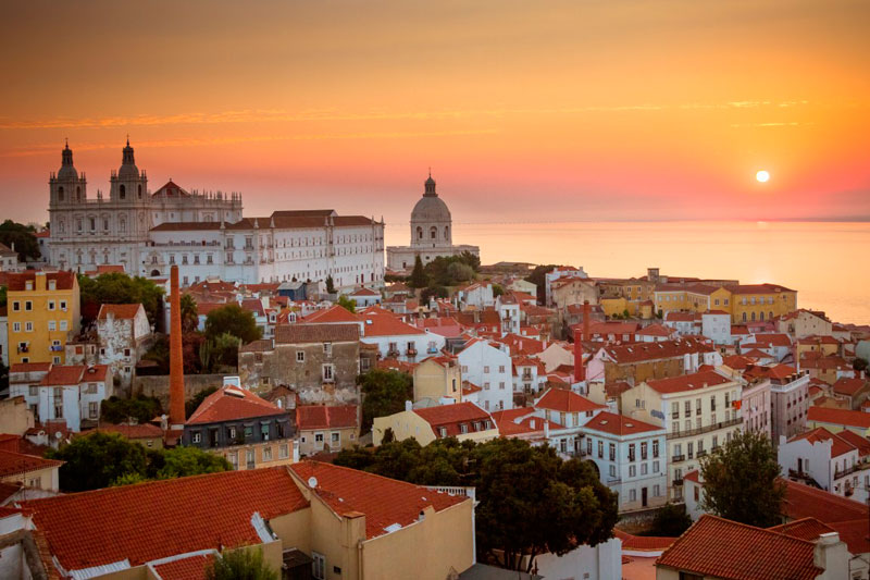 9. Thủ đô Lisbon. Đây là trung tâm hành chính và kinh tế giàu nhất Bồ Đào Nha. Lisbon được công nhận là một thành phố toàn cầu bởi vì tầm quan trọng của nó trong lĩnh vực tài chính, thương mại, phương tiện truyền thông, giải trí, nghệ thuật, thương mại quốc tế, giáo dục và du lịch.