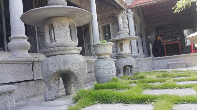 Hai cây đèn bằng đá đặt trước thềm nhà mang đậm phong cách cổ xưa.