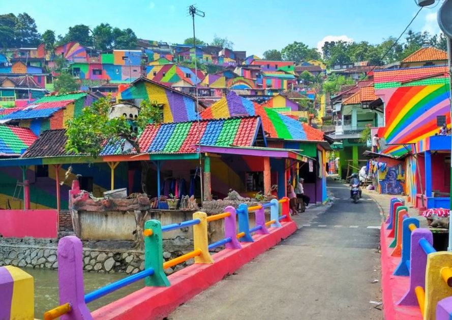 Ngôi làng Kampung Pelangi sặc sỡ sắc màu ở Indonesia. 