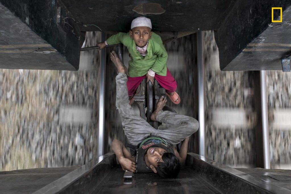 Hai anh em Taj và Akash (Bangladesh) mỗi ngày 'nhảy tàu' từ ga này đến ga kia để xin tiền. Dù nguy hiểm và bất hợp pháp, nhiều người Bangladesh vẫn coi 'nhảy tàu' là cách di chuyển thông thường của mình - Ảnh: Mauro De Bettio 