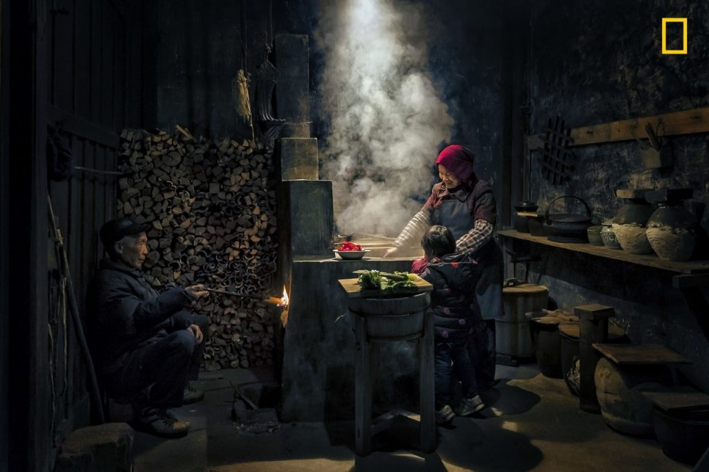 Ảnh chụp tại một ngôi làng nhỏ ở Wuyuan, Trung Quốc. Nhiều người trẻ tuổi Trung Quốc tìm đến các thành phố lớn để kiếm tiền, để lại cha mẹ già và con cái ở quê nhà - Ảnh: Hua Zhu 