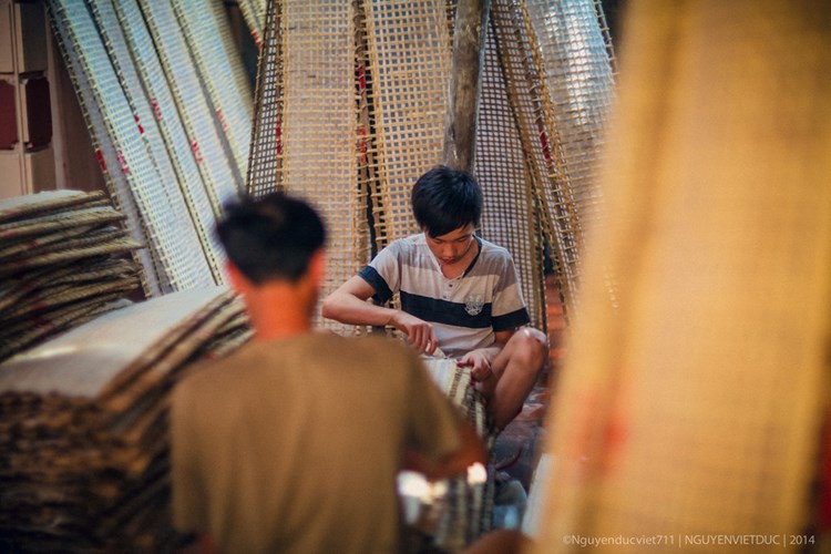 Từ những năm 1990 về sau, thay vì làm gốm, làng Thổ Hà nổi tiếng với nghề làm bánh đa nem và mì gạo. Không khó để bắt gặp những người dân đang miệt mài làm nghề trong khung cảnh thanh bình. Ảnh: Nguyenducviet711/Flickr.
