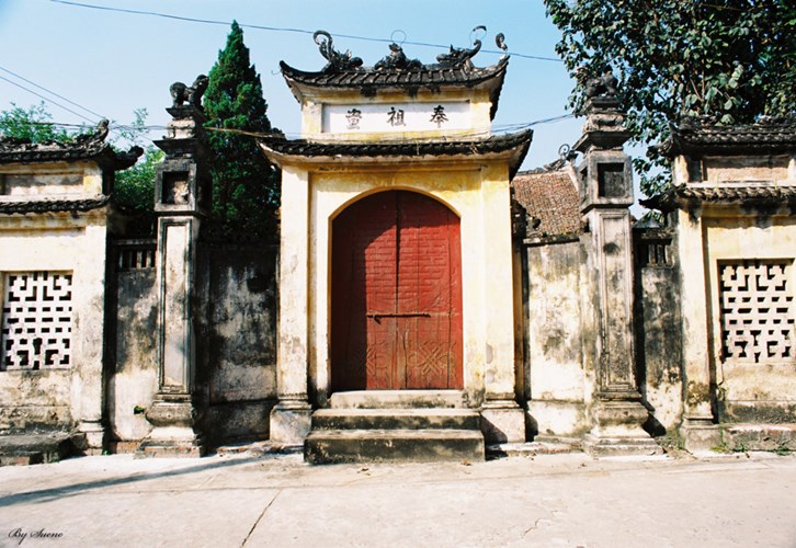 Làng Cựu nằm tại xã Vân Từ, huyện Phú Xuyên, Hà Nội, được xây dựng trong giai đoạn năm 1920-1945. Nơi đây có những ngôi nhà mang kiến trúc kết hợp độc đáo, vừa mang phong cách nhà phương Tây, vừa mang nét bình dân của làng quê Việt. Ảnh: Nguyen Ngoc Hiep/Flickr.