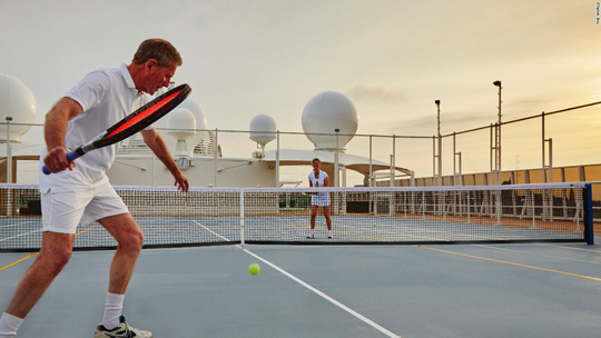 Cư dân The World có thể chơi tennis ngay trên du thuyền. Ảnh: CNN 