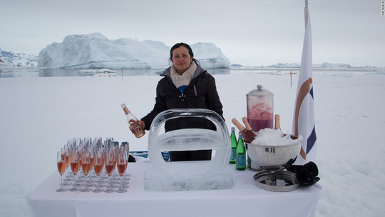 Ảnh chụp nhân viên The World phục vụ rượu sâm-panh tại Nam Cực. Ảnh: CNN 