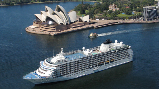 Ảnh chụp The World tại cảng Sydney - Úc. Ảnh: CNN 