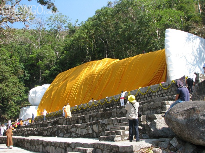 Tượng Phật nằm trên núi Tà Cú
