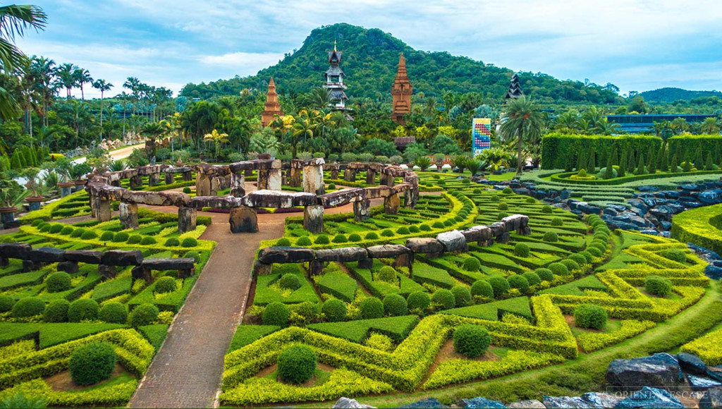 Vườn nhiệt đới Nong Nooch nằm trên trục đại lộ số 3 từ Bangkok đi Pattaya, cách Pattaya khoảng 20 km, là khu vườn thực vật đẹp nổi tiếng của Thái Lan.
