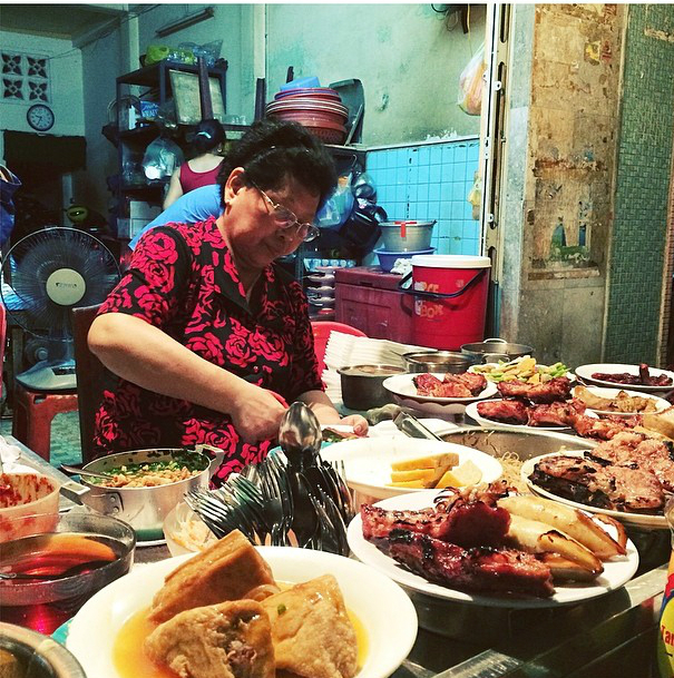 Các quán cơm tấm ở mọi nẻo đường Sài Gòn chỉ có giá khoảng 25.000 – 30.000 đồng/đĩa với sườn bì chả. Trong khi đó, một quán bình dân với tên gọi không mấy ngon miệng - cơm tấm bãi rác - lại bán với giá gấp 4 lần nhưng vẫn thu hút thực khách đến vậy. Ảnh: itsmenick 