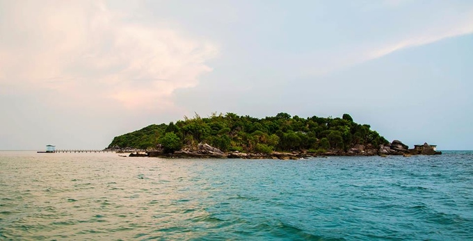 Là một hòn đảo nằm trong quần đảo An Thới phía nam Phú Quốc, đảo Hòn Dăm được du khách gọi với cái tên là "đảo Robinson" bởi sự hoang vắng, nguyên sơ. Cả hòn đảo không có internet, điện sử dụng khá tiết kiệm nhưng bù lại, du khách sẽ có những ngày nghỉ ngơi hoàn toàn, không bị ảnh hưởng bởi thế giới bên ngoài.