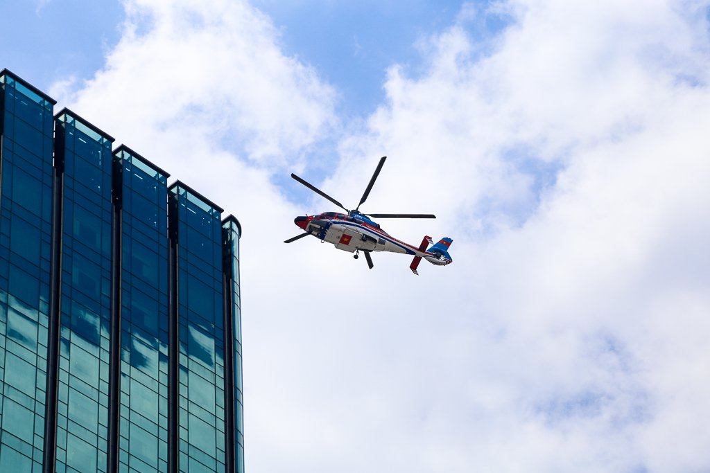 Cận cảnh chiếc trực thăng chuẩn bị đáp xuống tòa nhà Times Square. Ảnh: Kenh14