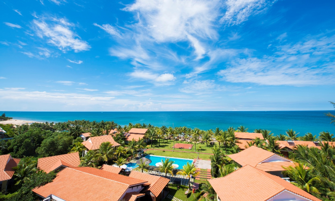 Với diện tích rộng hơn 4 héc ta và trải dài trên 200m dọc bờ biển Bãi Trường, Famiana Resort & Spa sở hữu không gian bình yên bên bờ biển cùng làn nước xanh biếc của đảo ngọc Phú Quốc.