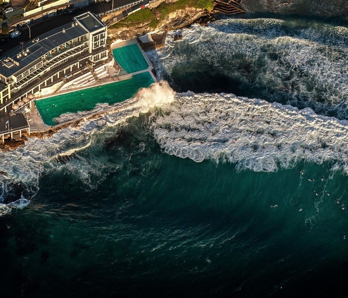 Bondi Baths là bể bơi nổi tiếng ở Australia vì nằm ở vị trí ngay cạnh đại dương, gần bãi biển Bondi. Bể có niên đại hơn 100 năm, gồm một bể cho người lớn và một cho trẻ nhỏ.