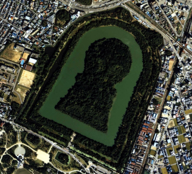 Kofuns, Nhật Bản: Hòn đảo nhân tạo này là địa điểm chôn cất các thành viên của Hoàng gia Nhật Bản. Các nhà khảo cổ học có thể viếng thăm khu vực này nhưng phải được phép từ Hoàng gia.