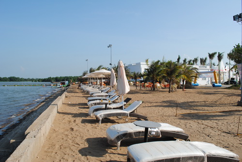 Trải dài suốt bãi biển là những dãy ghế để khách tắm nắng và có thể ngắm Cầu Cần Thơ ở khoảng cách khá gần.