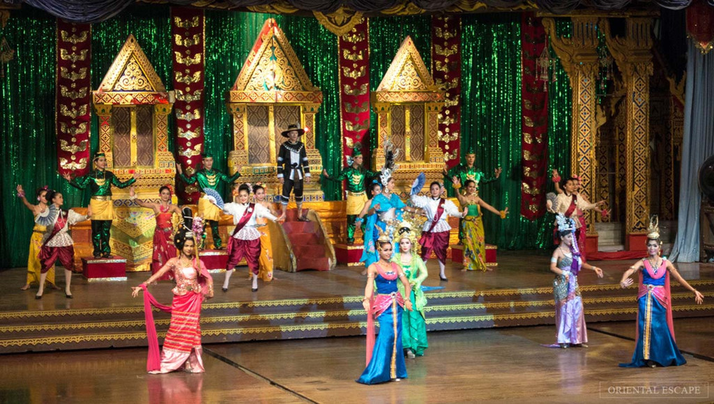 Du khách sẽ được xem các nghệ sĩ biểu diễn điệu múa truyền thống của Thái Lan, xem biểu diễn võ Muay Thái.