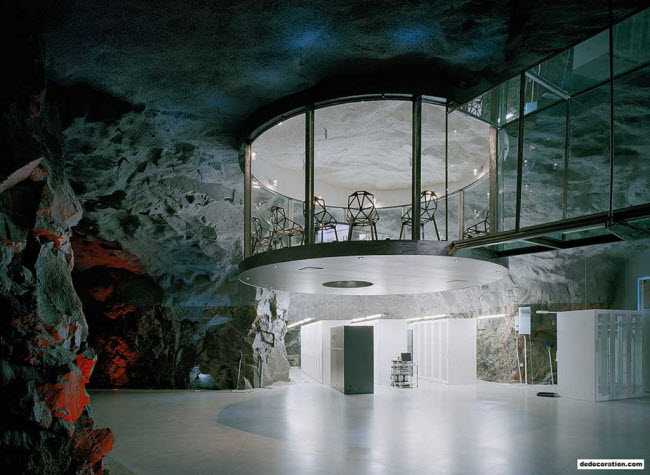 Trung tâm dữ liệu Pionen, Thụy Điển: Được xây dựng thành phố Stockholm trong thời kỳ Chiến tranh lạnh, hầm tránh bom hạt nhân sau đó đã chuyển thành môi trường hiện đại cho một nhà cung cấp dịch vụ internet.