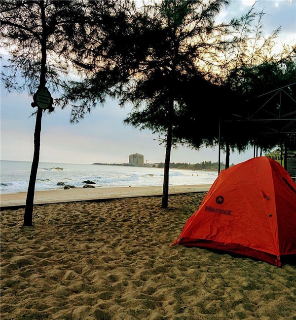 Cắm trại ngay trên bãi biển luôn.