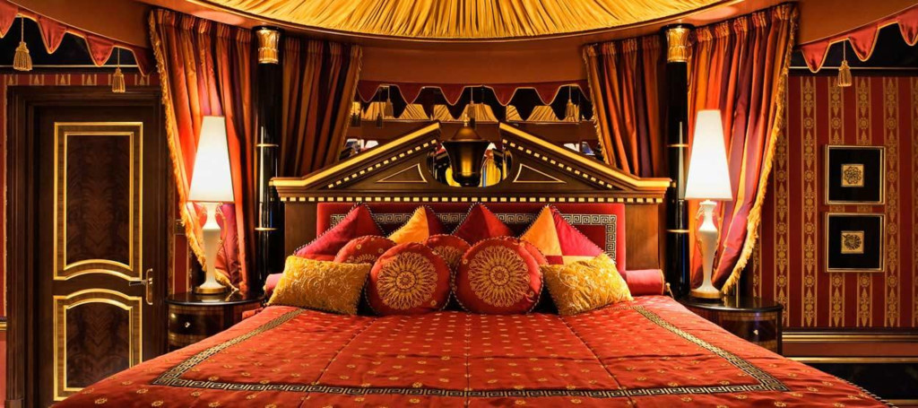 Mỗi phòng ngủ của khách sạn Burj Al Arab đều được trang bị iPad vàng, cùng 17 loại gối...