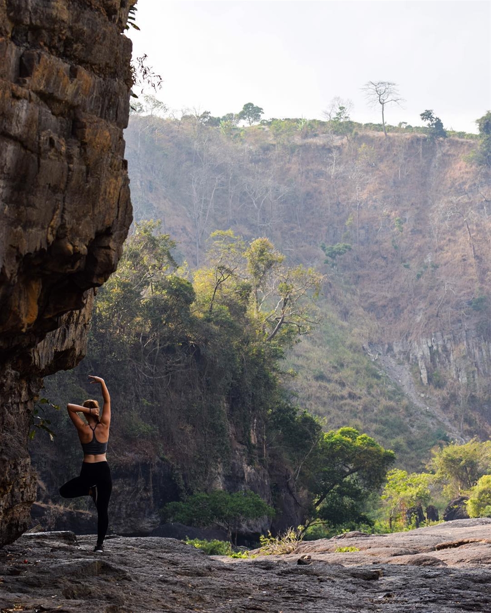 Phía dưới chân thác, là một thung lũng rộng lớn với những vách đá cao sừng sững, những vách đá tạo ra những mặt phẳng để có thể ngồi nghỉ ngơi, tạo dáng và chụp những shoot hình như mơ. Ảnh: Isabella Schrö on Instagram