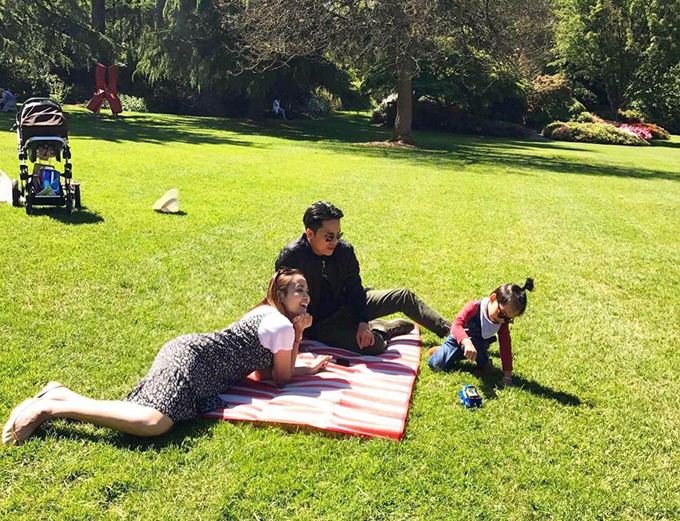Diễm Hương cùng ông xã đưa con trai Noah sang Canada, thảnh thơi nằm trên bãi cỏ ở công viên Queen Park (Toronto).