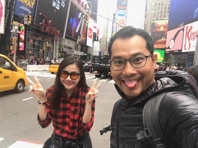 Vợ chồng Huỳnh Đông - Ái Châu "trốn con" sang Mỹ thăm quảng trường Thời Đại và một số công trình ở New York.
