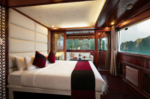 Du thuyền Paloma có 20 cabin. Mỗi cabin được thiết kế đặc biệt, đều có tầm nhìn hướng biển, ánh sáng tự nhiên đem lại không gian ấm cúng cho từng phòng. 