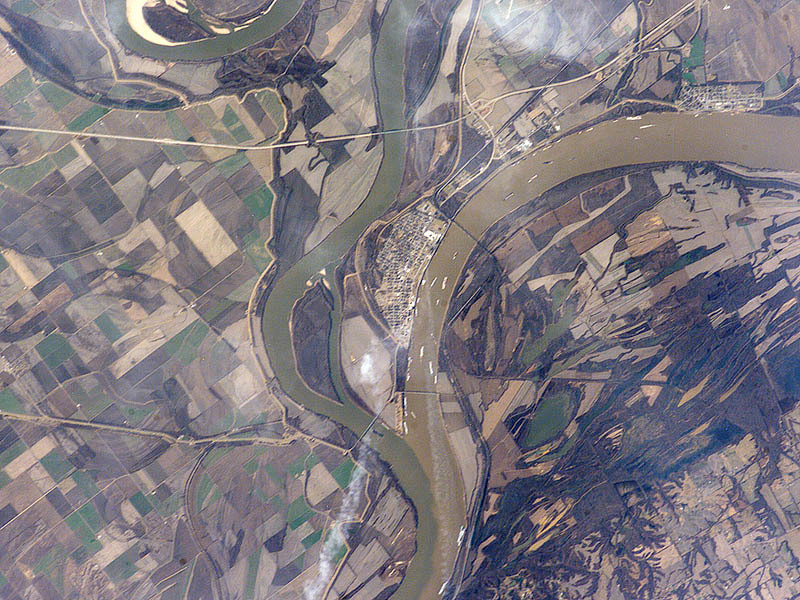 Hợp lưu của sông Ohio và sông Mississippi ở Cairo, Illinois, Mỹ: Thông thường, màu nâu của sông Ohiochảy từ phía đông bắc đến nam khác với nước màu xanh lá cây của sông Mississippi, chảy từ tây bắc sang nam. Nhưng lượng mưa lớn dẫn đến lượng trầm tích lớn hơn bình thường trong các con sông và suối của lưu vực sông Ohio, dẫn đến sự đảo ngược màu sắc giữa hai con sông. Ảnh: NASA.