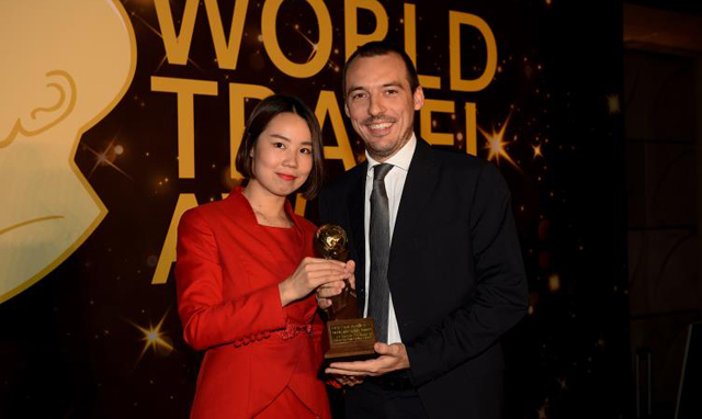 Ông Riccardo Barella, Trợ lý Giám đốc Kinh doanh và Tiếp thị, JW Marriott Phu Quoc Emerald Bay, lên nhận giải thưởng World Travel Awards™ cho hạng mục Khu nghỉ dưỡng mới tốt nhất Châu Á năm 2017