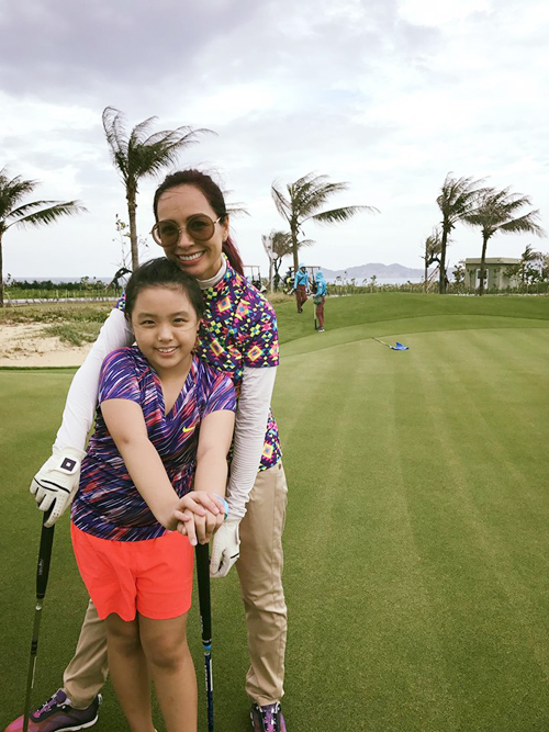 Gia đình Thúy Hạnh - Minh Khang cùng hai công chúa nhỏ tới Quy Nhơn, nghỉ tại một resort nổi tiếng. Hai cô nàng được bố mẹ hướng dẫn chơi golf.
