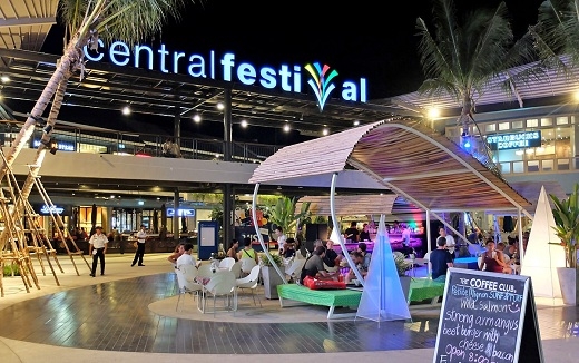 Central Festival Samui ở Chaweng với kiến trúc hiện đại và náo nhiệt không kém gì các trung tâm mua sắm trong lòng Bangkok.