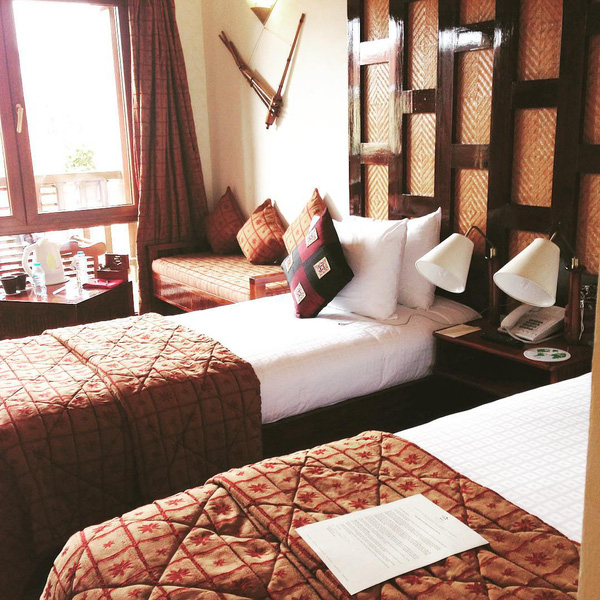 Phòng ngủ kết hợp trang trí theo tông nâu và vàng nâu tạo không gian thân thiện, ấm áp.