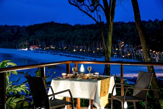 Club Med Bintan nằm trên đảo Bintan, cách Singapore chỉ một giờ đi phà. Người Việt thường chọn bay đến Singapore rồi đi tàu điện và phà sang Bintan, vì vé máy bay thường rẻ và nhiều lựa chọn hơn bay đến Indonesia. Nơi này từng được hàng triệu độc giả TripAdvisor bình chọn vào top 25 khách sạn được yêu thích nhất dành cho gia đình (năm 2013).
