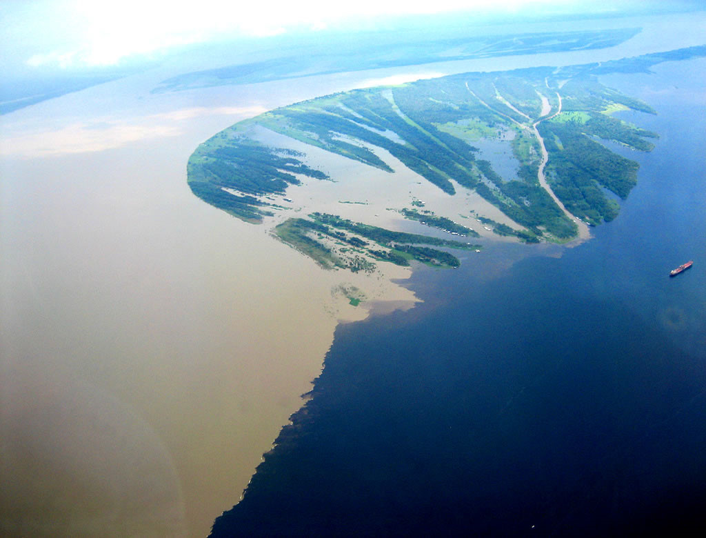 Hợp lưu của Rio Negro và Rio Solimoes ở Brazil: Rio Negro là một con sông có nước màu khá tối, gần như màu đen, và sông Rio Solimoes có màu của cát. Hai con sông tuy hợp chung một dòng như lại không hòa vào nhau, tạo nên cảnh tượng rất đẹp dài 6 km. Đây là một trong những điểm thu hút khách du lịch chính của Manaus, Brazil. Ảnh: 7wonders.org.