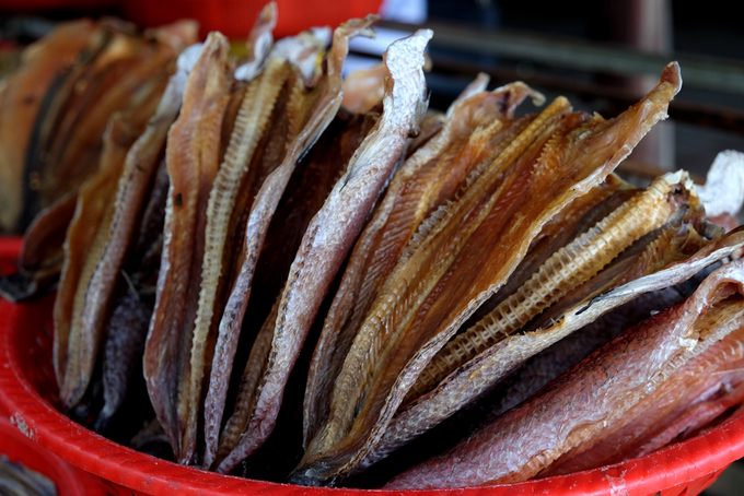 Khô cá lóc bằng hai ngón tay cũng là loại đặc sản của Cà Mau. Cá lóc sống trong tự nhiên được làm sạch ướp muối mang phơi chừng một tuần thì ăn được. Chỉ cần bắc chảo dầu nóng chiên giòn có thể ăn cả xương.
