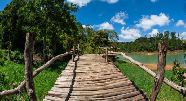 Cây cầu gỗ dẫn ra bờ hồ là một trong những góc chụp ảnh tuyệt đẹp tại Edensee @Nguyễn Thị Thắm