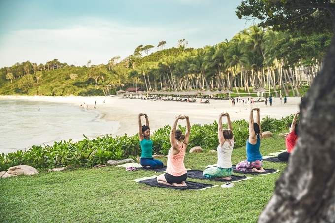 Trong resort có nhiều hoạt động cho du khách theo sở thích. Người thích yên tĩnh thì tham gia tập yoga, người thích sôi động có thể chơi các hoạt động dưới nước cho nhân viên resort hướng dẫn.