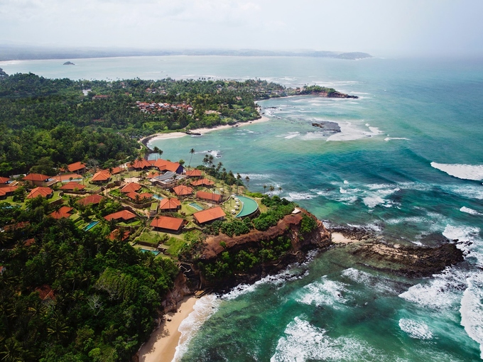 Dọc theo bờ biển phía nam rợp bóng cọ của Sri Lanka, khu biệt thự của khách sạn 5 sao Cape Weligama có gần 10 bể bơi vô cực cỡ nhỏ trên phần vách đá rộng hơn 48.000 m2. Tuy nhiên, bể hình lưỡi liềm hướng ra biển với góc nhìn toàn cảnh là nơi đặc biệt nhất khi du khách có thể nhìn ngắm cảnh quan của biển từ đường chân trời. Ảnh: Cape Weligama. 