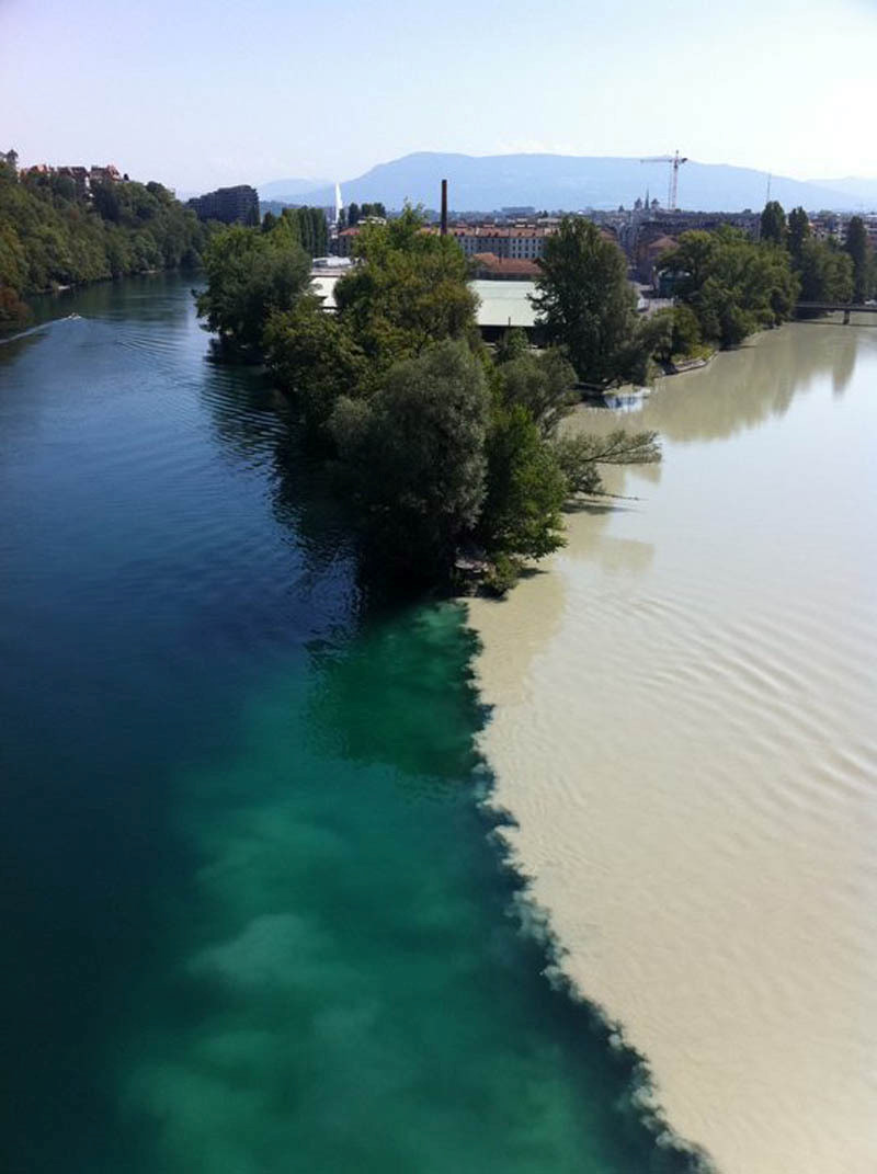 Hợp lưu của sông Rhone và sông Arve ở Geneva, Thụy Sĩ: Con sông bên trái là Rhone, sông bên phải là Arve. Lượng bùn cát bên sông Arve cao hơn Rhone đã tạo nên sự tương phản màu sắc ở đoạn hợp lưu của chúng. Ảnh: I_let_my_dog_lick_my/ Reddit.