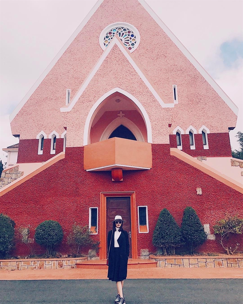 Được biết, nhà thờ được xây dựng từ năm 1940 đến năm 1944 do phu nhân toàn quyền Đông Dương Jean Decoux đứng ra quyên góp của nhiều giáo dân. Diem My on Instagram