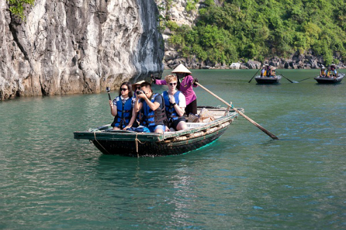 Tham quan làng chài Vông Viêng bằng thuyền nan với người dân địa phương, khám phá những núi đá, đầm hoang sơ và hùng vĩ của di sản thế giới, tận hưởng không khí trong lành của biển sẽ là những trải nghiệm không thể nào quên khi du khách đến Hạ Long. 
