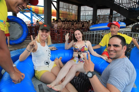 Trong số rất đông du khách đến Typhoon Water Park, có nhiều khách nước ngoài. Họ không khỏi phấn khích trước nguồn vui mới ở Vịnh Hạ Long. Một du khách Pháp chia sẻ: “Tôi không nghĩ vịnh Hạ Long lại có một trải nghiệm tuyệt vời chẳng kém các công viên nổi tiếng thế giới như thế này”.