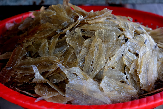 Cá mai cá chỉ vàng phơi khô tẩm ít gia vị hấp dẫn thực khách bởi mùi vị đặc trưng.