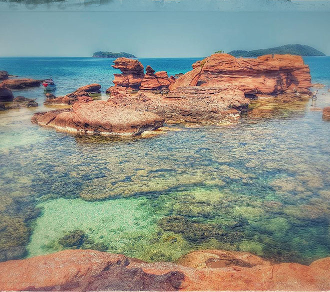 Bãi biển nước trong vắt soi thấy đáy, những mỏm đá với hình thù kì dị rất thú vị. N.h. Sơn on Instagram